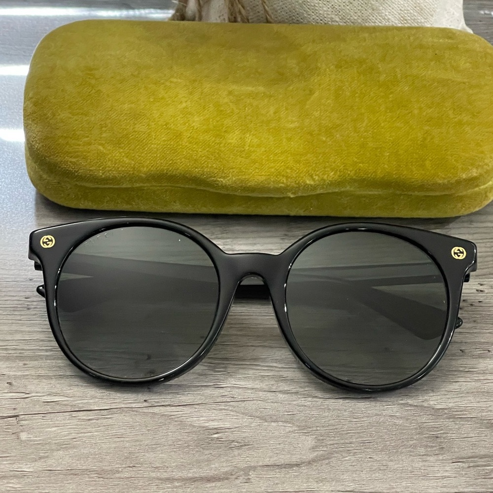 Gucci Elegant Black Sunglasses - Picture 8 of 16